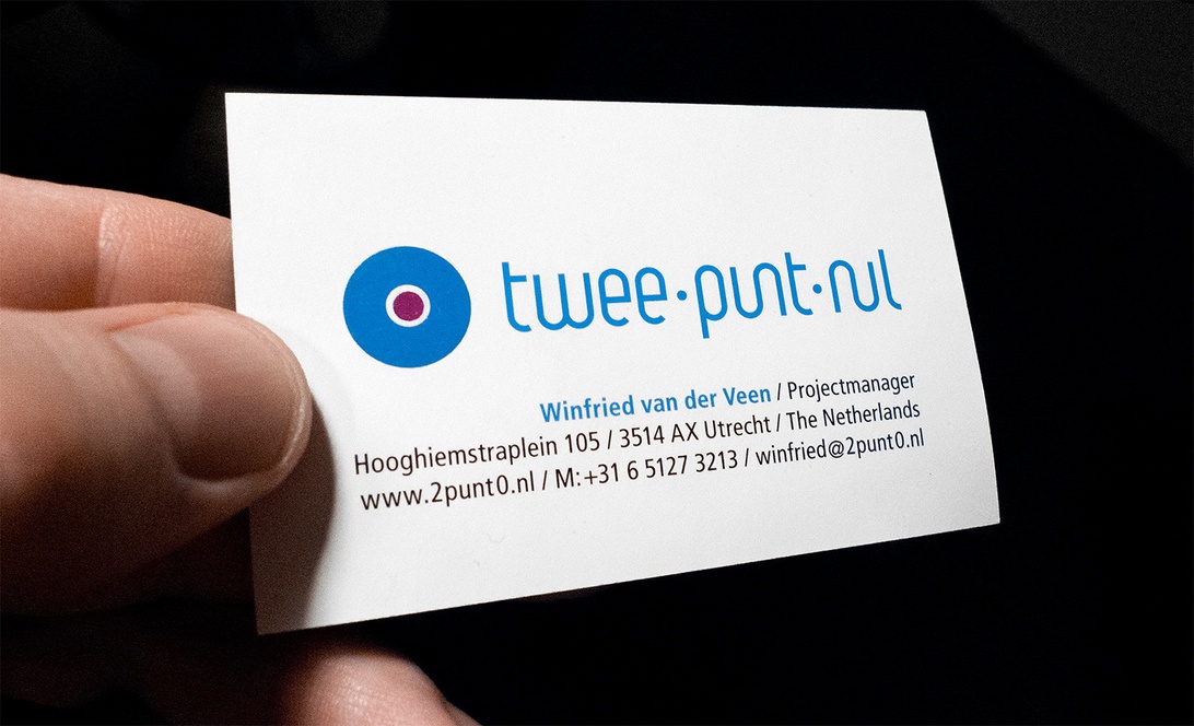En samling av visuella varumärkeselement som logotyper och färgpaletter.